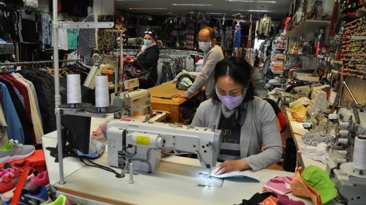 Hier werden Masken nach Wünschen der Kunden genäht: Huyen Trinh Thi in ihrem Geschäft in Sternberg. 