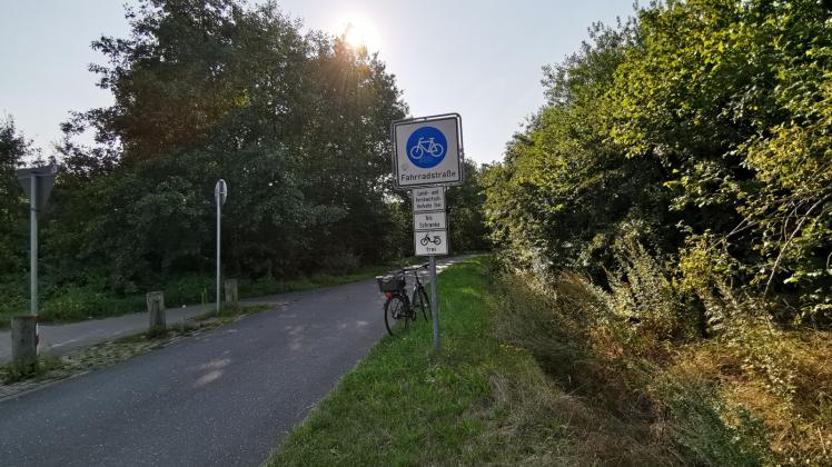 Anschluss für Radfahrer: Nach Appen geht es bereits – jetzt sollen in Pinneberg weitere Fahrradstraßen am Drosteipark, in der Burmeisterallee und am Hunnenbarg entstehen.  Archiv: Kowalewski 