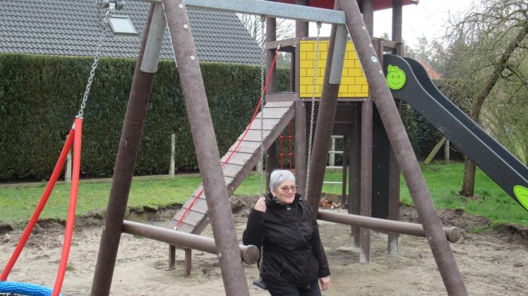 Am Dorfgemeinschaftshaus  in Klein Bengerstorf: Bürgermeisterin Hannelore Mahnke zeigt einen der Kinderspielplätze.  