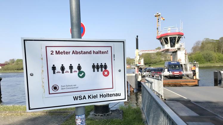 Schilder vor den Kanalfähren weisen Passanten an, zwei Meter Abstand zueinander zu halten.