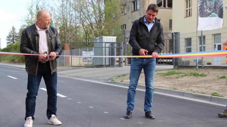 Symbolische Geste: Mit dem Durchschneiden des Bands gaben Lüssows Bürgermeister Wilfried Zander (l.) und Landrat Sebastian Constien die Kreisstraße gestern wieder frei. 