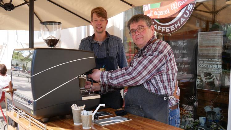 Noch gibts frischen Kaffee in der Bahnstraße – bei Frank Wenzel (r.) und seinem Kollegen Volkmar Gude. 
