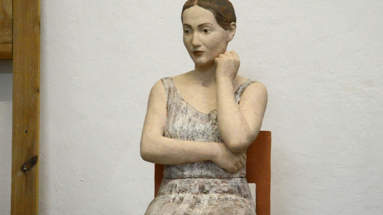 „Mona“ auf einem Stuhl sitzend – beim Rundgang flaniert der Besucher zwischen teils lebensgroßen Frauenskulpturen von Robert Metzkes. 