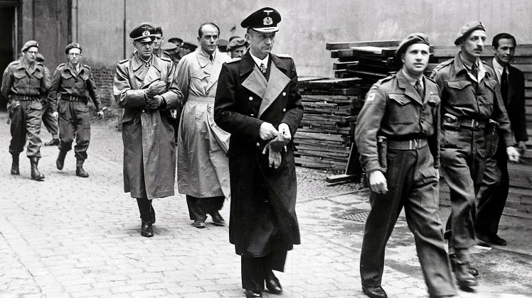 Festnahme nach 23 Tagen Amtszeit: Die „Geschäftsführende Reichsregierung“ mit Karl Dönitz (vorne, Mitte), Albert Speer (dahinter rechts) und Alfred Jodl (links) wird in Flensburg von den Engländern abgeführt.