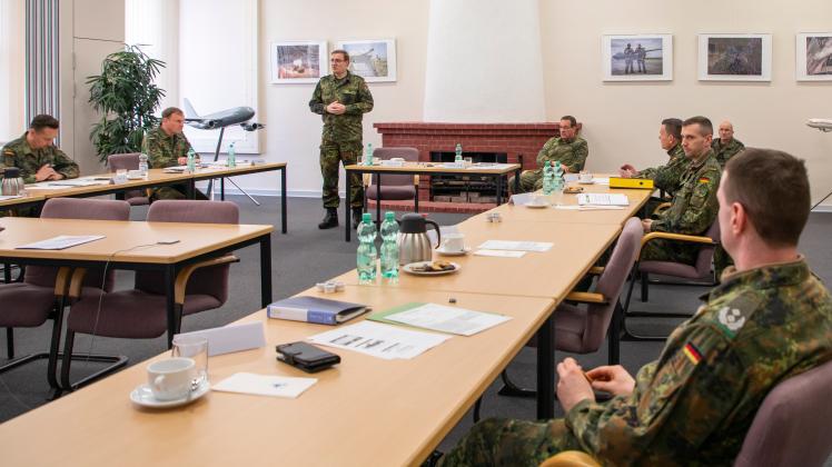 Lage-Briefing im Regionalen Führungsstab Ost: Stehend Brigadegeneral Stöckmann, rechts am Kamin sitzend Oberst Noeske.
