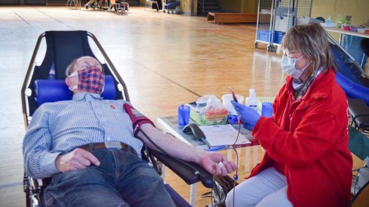 Spendete bereits zum 130. Mal Blut: Der Sternberger Wolfgang Blasko mit Schwester Heidrun vom DRK-Blutspendedienst aus Schwerin.