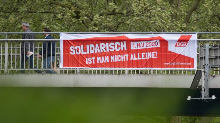 Ein Transparent des Deutschen Gewerkschaftsbundes (DGB) hängt an einer Brücke über der B 1. Das Mai-Motto 2020 lautet: «Solidarisch ist man nicht alleine.» Auf Grund der Corona-Epedemie findet dieses Jahr der erste „rein digitale 1. Mai“ statt.