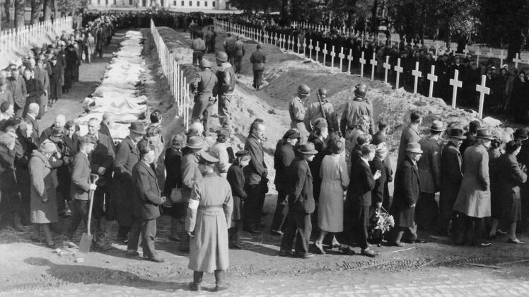 7. Mai 1945 am Bassin in Ludwigslust kurz vor dem offiziellen Begräbnis von 200 Opfern des KZ Wöbbelin.