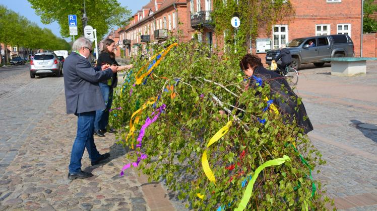 Bunter Gruß für den Wonnemonat: Auch Bürgermeister Reinhard Mach half beim Schmücken des Maibaums mit. 