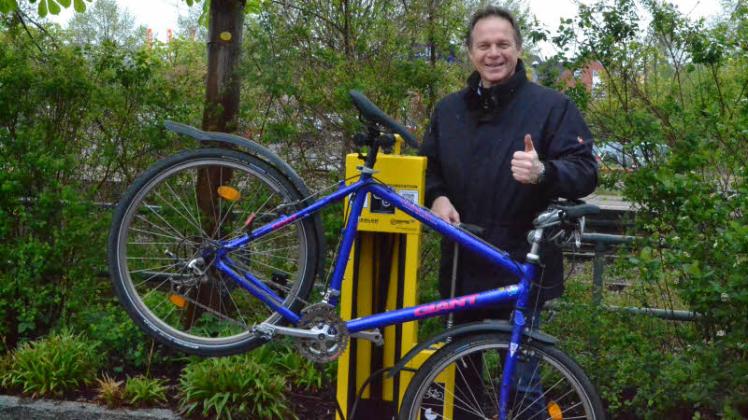 „Daumen hoch“ für die neue Fahrrad-Reparaturstation am Bahnhof, findet Bürgermeister Carsten Behnk. 