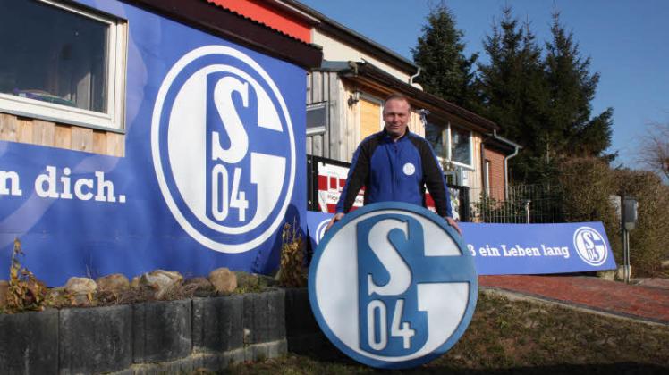 Das blau-weiße Herz leidet momentan sehr: Jens Suhr vermisst wie viele andere Fußball-Fans in Schwerin und Umland die Bundesliga.