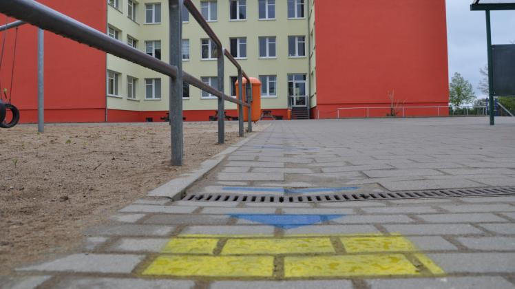 Grundschule Sternberg: Auf dem Schulhof ist markiert, wo jedes Kind vor dem Einsteigen in den Schulbus warten soll. 