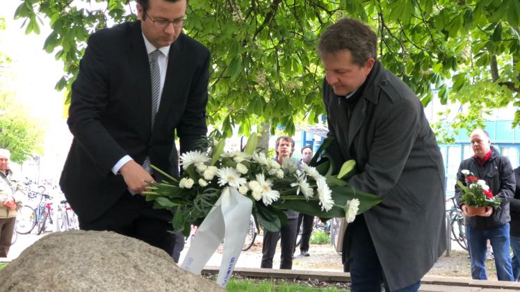 Stilles Gedenken: Stadtpräsident Sebastian Ehlers (l.) und OB Rico Badenschier legen ein Gesteck nieder. 
