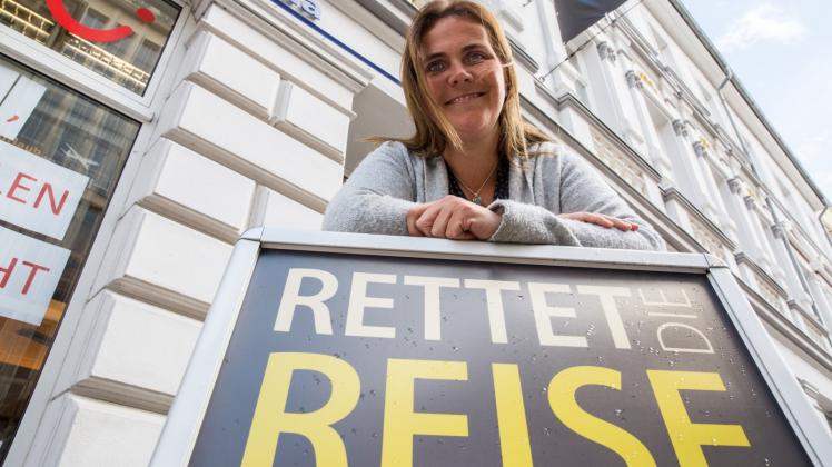 Rettet die Reisebüros: Christiane Goldammer hat sich dem Protest von Reisebüros in 38 deutschen Städten angeschlossen. Zusammen fordern sie mehr Hilfen für ihre Branche. Sie seien durch die Krise überdurchschnittlich belastet. 
