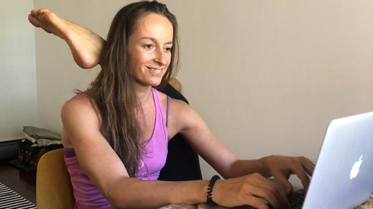 Yoga am Schreibtisch und die Kursteilnehmer schauen virtuell zu. Stefanie Dohrmann muss kreativ auf die Ausgangssperre in Südafrika reagieren.