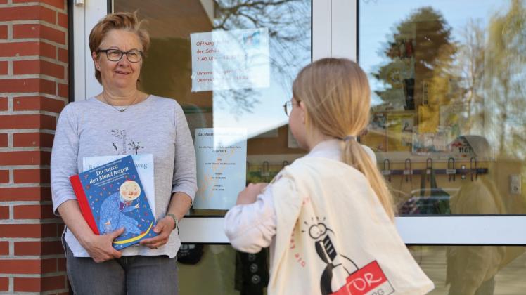 Lesementorin Bärbel Radloff – hier mit Liv vor der Grundschule Hemdingen – darf zurzeit nicht mit ihren Schützlingen lesen. 