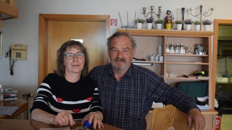  „Es wird auch höchste Zeit, das Geld ins Haus kommt“, sagt Marita Hauer vom Restaurant/Pension „Kiek up’n See“: Rechts ihr Mann Klaus Hauer. 