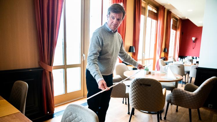 Keine Gastronomie ohne Mindestabstand: Christian Petersen, Geschäftsführer Hotel Speicher am Ziegelsee in Schwerin, passt die  Bestuhlung an.