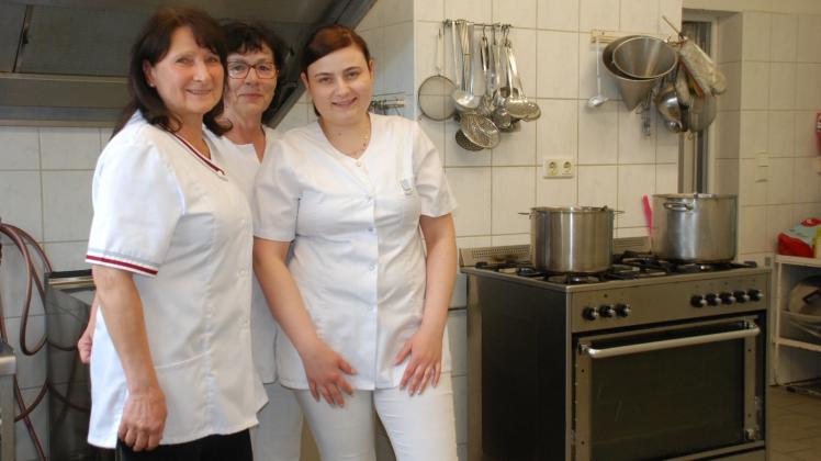 Sind in dieser Woche ein Team in der Schulspeisung Karstädt: Inhaberin Monika Müller (v. l.) Heike Gruel und Stephanie Krüger.