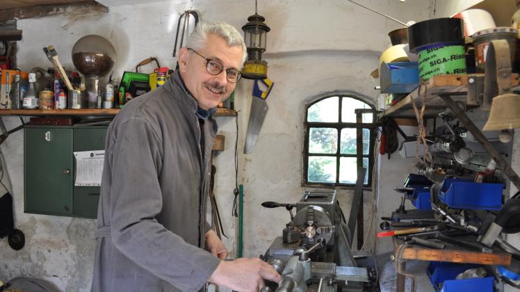 In seiner Werkstatt fertigt Uhrmachermeister Helmut Langner ein Bronzelager für die Astronomische Uhr.