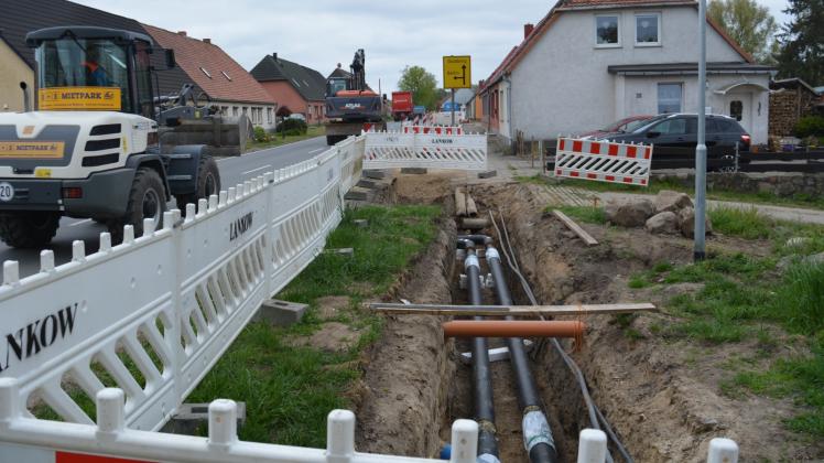 Die neue Wärmeleitung ist in der Erde: Die Rohre ziehen sich entlang der Dorfstraße von der Biogasanlage bis zur Regionalen Schule Zehna. Ende Mai/Anfang Juni sollen die Arbeiten abgeschlossen sein. 