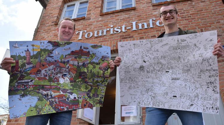 Präsentierten das Eutin-Wimmelbild zum Ausmalen: Michael Keller, Geschäftsführer der Eutin GmbH, und Azubi Nikolas Radomirvic (re.). Erältlich ist das Din-A2-Plakat ab Montag in der Tourist-Info. 