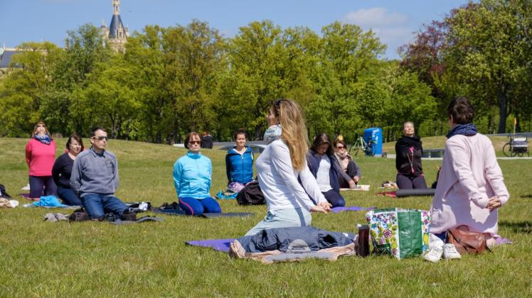Yoga unter freiem Himmel: Die Gymnasiasten genossen die Sonne und das gemeinsame Sporttreiben. 