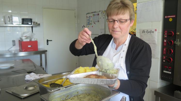Noch steht Köchin Sabine Grimmer allein in der GiB-Küche und kocht für die Kunden, die sich ihr Essen abholen.