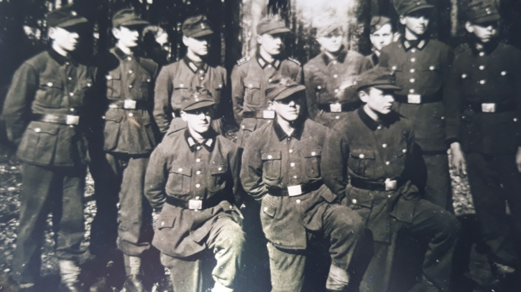 Im Februar 1945 kam Ulrich Haesener (stehend links) zum Reichsarbeitsdienst nach Ummanz auf Rügen.