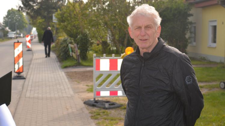 Lange haben die Striesdorfer für einen neuen Gehweg in ihrem Dorf gekämpft. Gestern konnte sich Bürgermeister Eckhard Borrmann über den fertigen Weg freuen. 