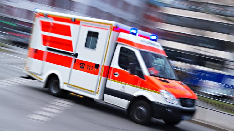 Der Mann wurde mit schweren Verletzungen in ein Krankenhaus nach Rostock gebracht.