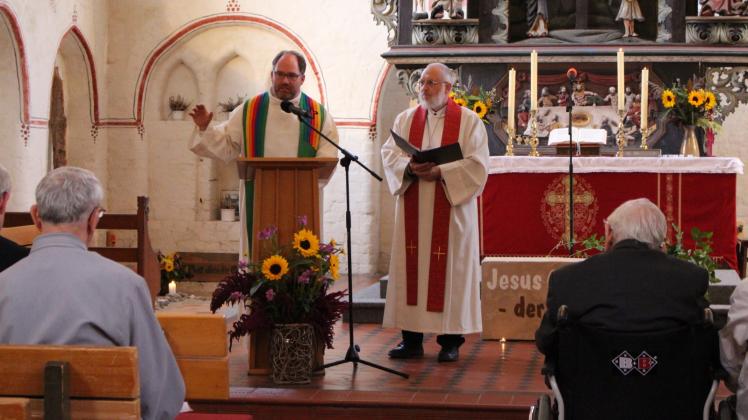 Nach gut zwei Monaten Corona-Pause gibt es in der Marienkirche in der Grünen Straße in Güstrow ab Montag wieder Gottesdienste. Dazu lädt Pfarrer Tobias Sellenschlo (l.) ein.
