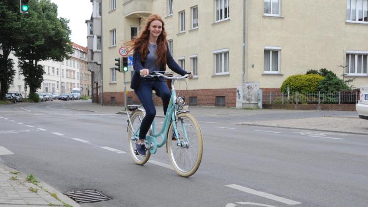 Sicher mit dem Fahrrad unterwegs: Liesa Krüger nutzt in der Robert-Beltz-Straße den Schutzstreifen für Radfahrer. 