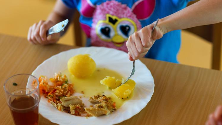 Für viele Kinder fällt das kostenfreie Mittagessen in der Kita oder Schule durch die Corona-Maßnahmen weg, dies belastet arme Familien zusätzlich.