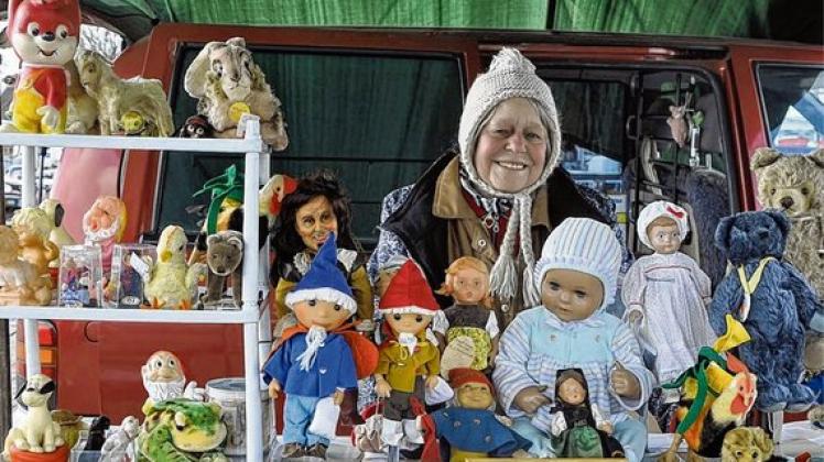 Eine freundliche Frau aus Krefeld bot ihre gesamte Puppensammlung zum Verkauf. Foto: Wittorf (3)