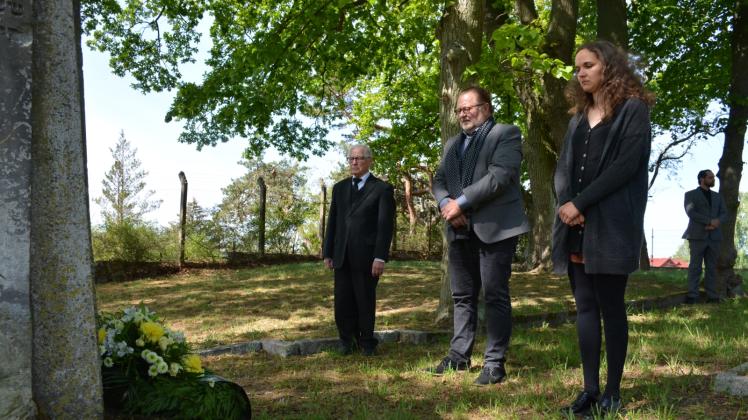 Gedenken 75 Jahre nach Kriegsende: Inga Millon, Reinhold Suhrau und Christophorus Baumert auf dem Jüdischen Friedhof