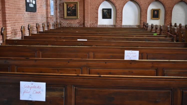 Die Stadtkirche Hagenow ist für den Gottesdienst vorbereitet worden: Sitzplätze wurden mit Schildern markiert und ganze Sitzreihen blockiert. 40 Menschen dürfen hier im Innenbereich an einem Gottesdienst teilnehmen.
