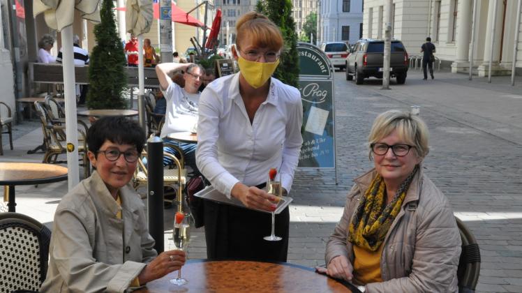 Ließen sich am Café Prag ein Gläschen Sekt schmecken: Annette Kunze und Anja Kühn. 