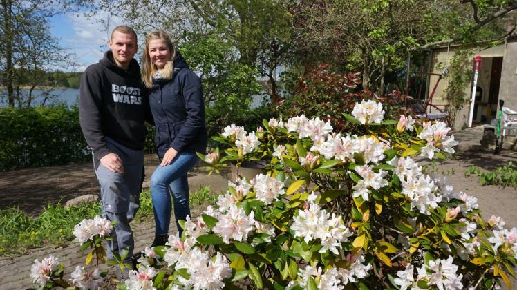 Lene Dobry und Norman Behrend erfreuen sich am blühenden Rhododendron in ihrer Gartenparzelle, die sie vor zwei Wochen in Beschlag genommen haben.