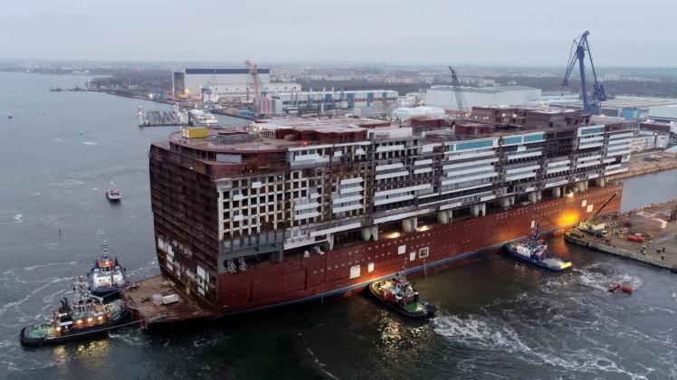 Das 216 Meter lange Mittschiff des Global-Class-Kreuzfahrtschiffes im November 2019 beim Ausdocken in Warnemünde. 