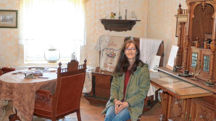 Heike Warnke sitzt im Wohnzimmer des Rühstädter Bauernmuseums.  Fotos: oliver knoll (3) 
