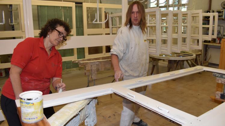 Geben nach der Restaurierung des Holzes einem originalen Fenster aus der Schweriner Schule die farbliche Fassung: Sybille Niemann und Dirk Kummernuß.  