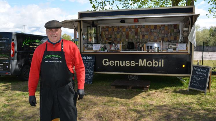 Genussmobil statt Gourmet-Küche: Ralf Schröder bekocht seine Gäste vorerst in einem Imbisswagen. 