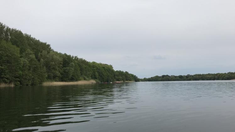 Der Neumühler See ist Trinkwasser-Schutzgebiet. Mehrfach gab es jetzt schon den Verdacht, dass hier Dünger oder Gülle einlaufen könnten. 