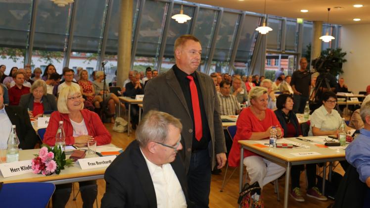 Der Kreistag wählte Ende September 2018 Andreas Sturm (stehend) zum Beigeordneten. 