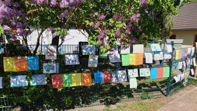Viele bunte Bilder und Briefe schmücken den Zaun der Kita „Biene Maja“ in Güstrow. 