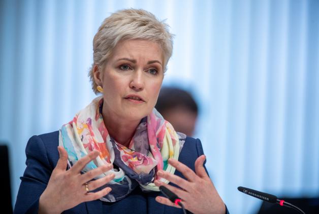 Manuela Schwesig (SPD), die Ministerpräsidentin von Mecklenburg-Vorpommern, gibt bei der Landtagssitzung eine Regierungserklärung ab. 