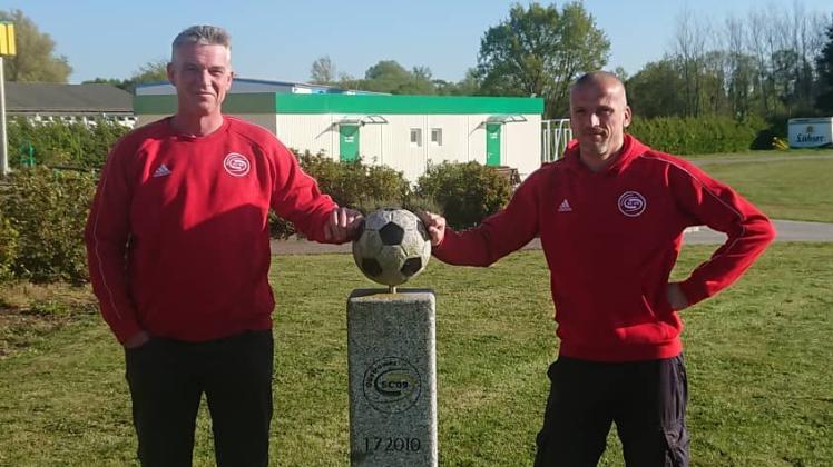 Sandro Krywizniak (l.) und Maurice Bohnet trainieren in der kommenden Saison den Güstrower SC II. 