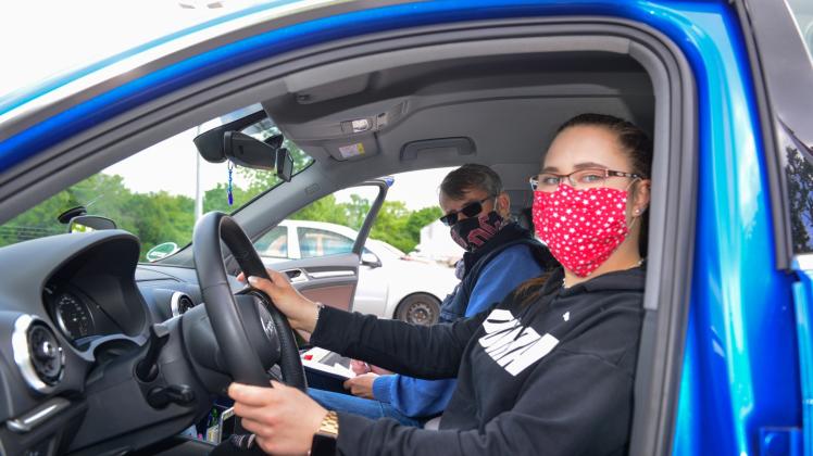 Startklar ist Schülerin  Melissa Schulz für ihre erste Fahrstunde mit Maske. Neben ihr sitzt Fahrlehrer Lutz Wegner.   