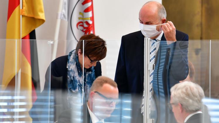 Brandenburgs Parlamentsarbeit erfolgt nunmehr hinter Plexiglasscheiben. 